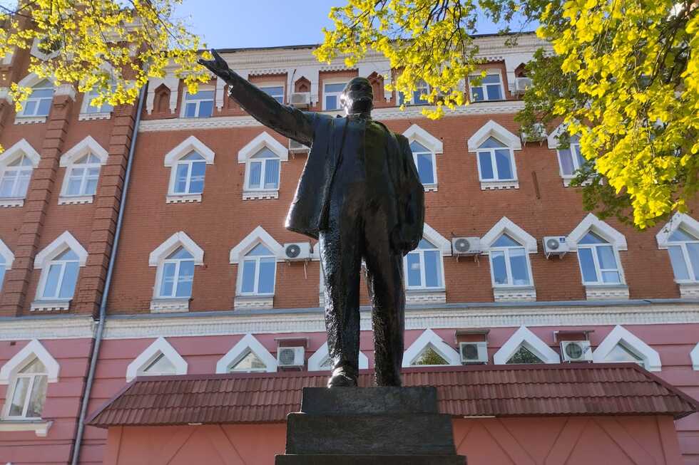 «А он всё стоит, рукой машет нам»: памятник Ленину на Астраханской снова перекрасили
