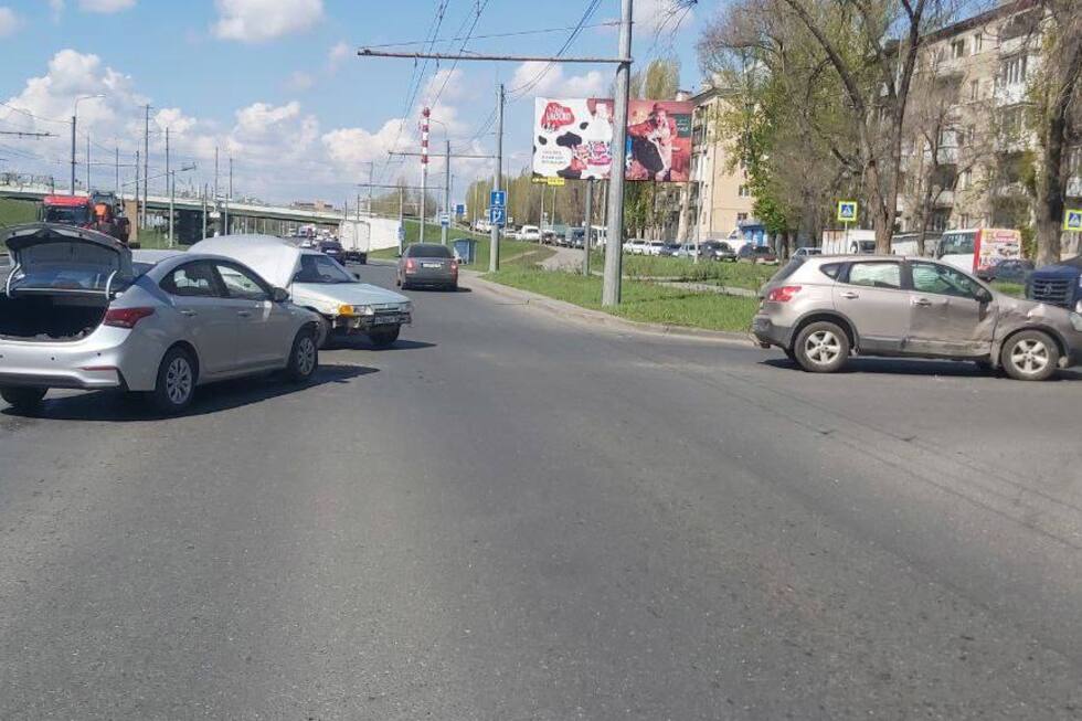 В результате столкновения двух легковушек на улице Шехурдина пострадали три человека