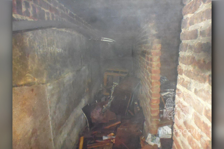В подвале дома в Базарном Карабулаке вспыхнул пожар: пенсионеру-инвалиду потребовалась эвакуация