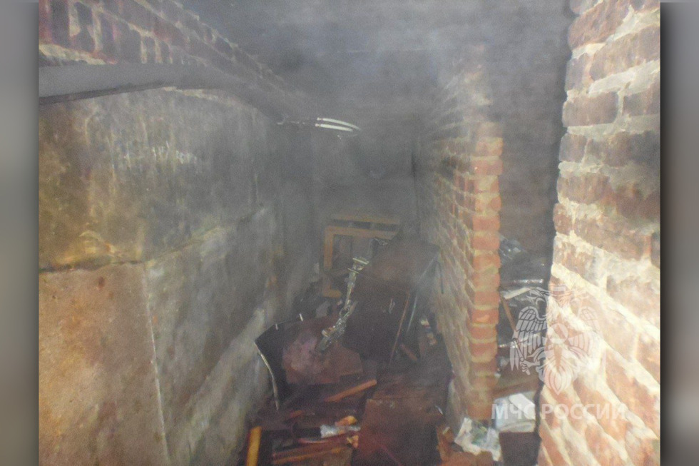 В подвале дома в Базарном Карабулаке вспыхнул пожар: пенсионеру-инвалиду потребовалась эвакуация