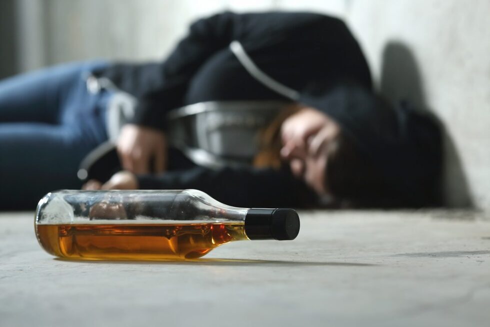 Чиновники рассказали, сколько сотен жителей Саратовской области скончались за год от отравления алкоголем