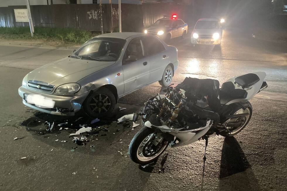 На Антонова столкнулись иномарка и мотоцикл: один из водителей в больнице
