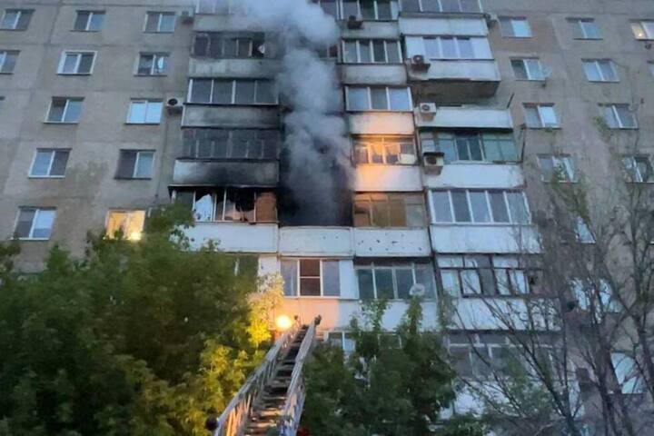 В Энгельсе прогремел взрыв газа в девятиэтажном доме: двое пенсионеров получили тяжелые ожоги, эвакуировано 30 человек