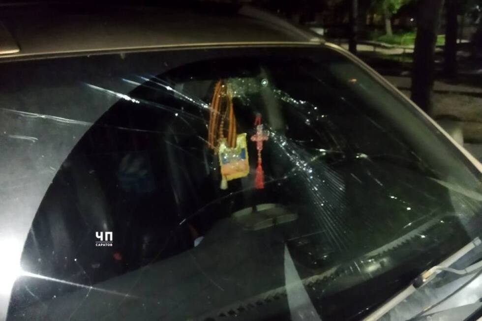Очевидцы: ночью на проспекте Строителей неадекватный мужчина разбил металлической трубой 7 автомобилей. В одном из них находились люди