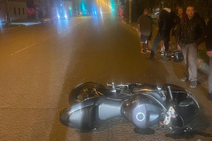 В Энгельсе водитель мотоцикла протаранил внедорожник и погиб на месте