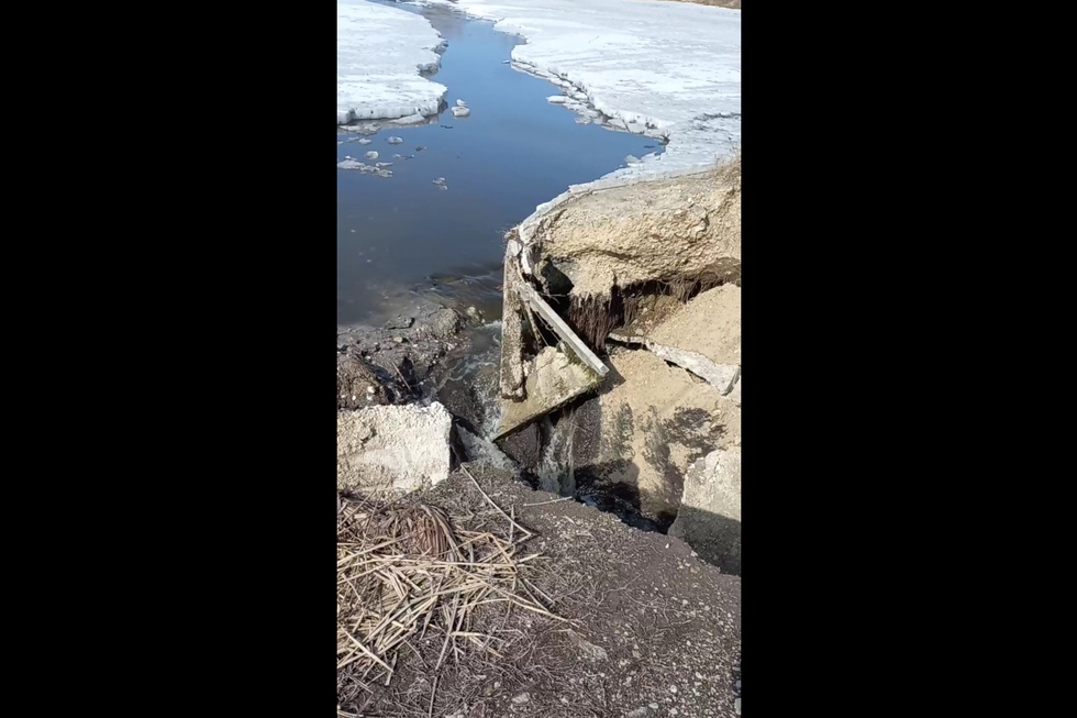 Прорыв дамбы в кургане. Дамба. Прорвало плотину. Прорыв плотины. Знак прорыва плотины аварии.