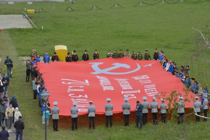 Пилотажная группа прилетела в Саратов с копией знамени Победы (фоторепортаж)