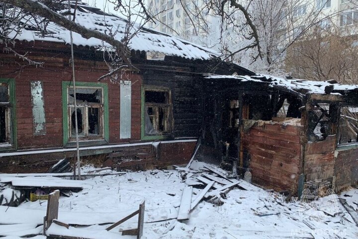 Мэр признала аварийным сгоревший дом рядом с новой набережной