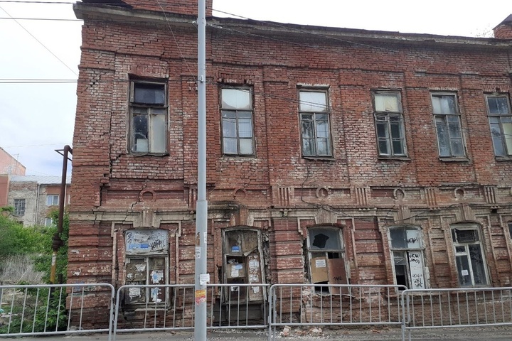 Трещины и выбитые окна. Горожанин рассказал об опасном доме в центре Саратова (из-за его состояния в этом году возбудили уголовное дело)