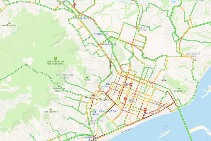 Перекрытия и ДТП. За несколько часов до окончания рабочего дня Саратов встал в восьмибалльных пробках 