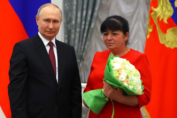 Владимир Путин лично вручил награду доярке из Саратовской области