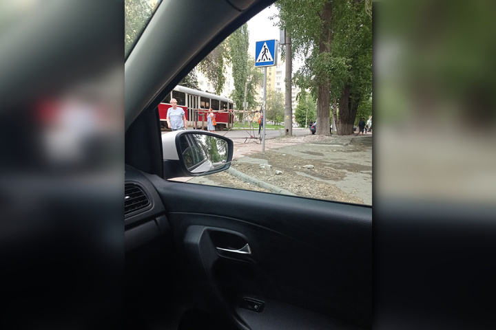 В Заводском районе пантограф упал с трамвая на пешеходный переход
