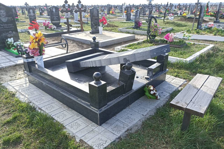 Повредили 53 памятника и 14 крестов. Суд отправил подростков, устроивших погром на городском кладбище, в спецучреждения