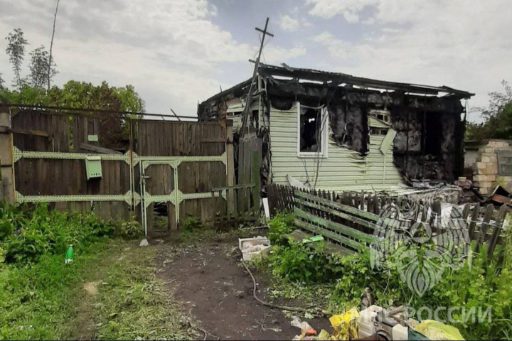 Сильная гроза стала причиной пожара в Гагаринском районе. Хозяйка загоревшегося дома почувствовала запах гари и спасла семью