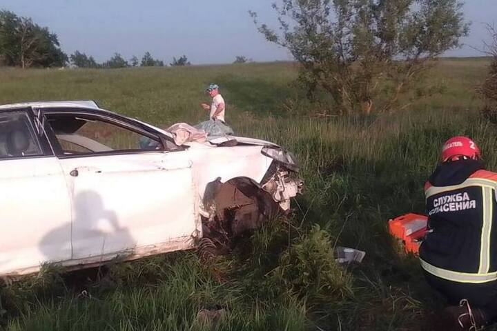 На трассе Саратов-Тамбов опрокинулась легковушка: один мужчина погиб, другой пострадал