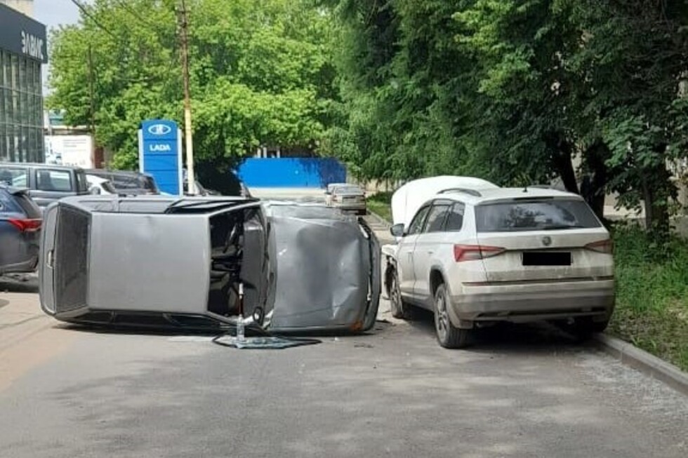 Водитель ВАЗа врезался в припаркованный автомобиль и попал в больницу