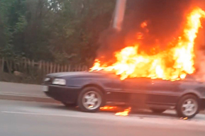 «Обычный день в Саратове»: в Ленинском районе горела Audi (видео)