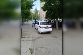 Во дворе дома в Балаково иномарка сбила восьмилетнюю девочку
