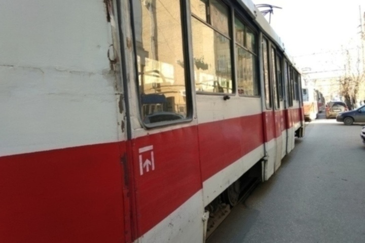 В Саратове из-за упавшей пассажирки и обрыва сети встали три троллейбусных и два трамвайных маршрута