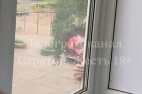 В Заводском районе мужчина забрался по газовой трубе на второй этаж и стал головой биться в окна жильцов (видео)