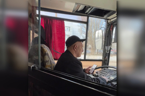 Водителя автобуса №6, который оскорблял и угрожал пассажирке из-за отсутствия у нее денег на проезд, спустя 2 месяца привлекли к ответственности