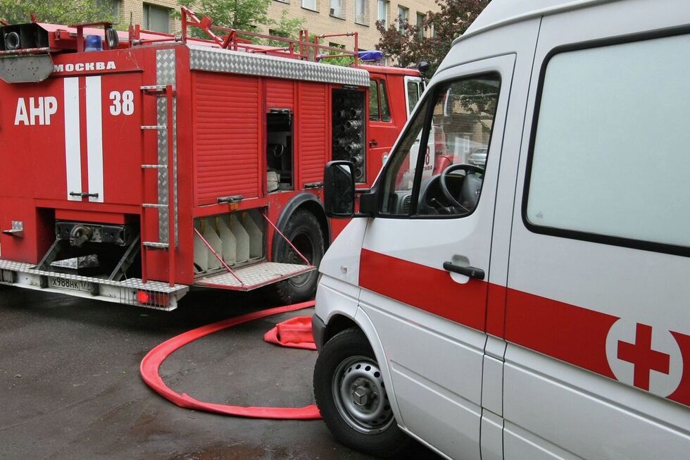 В Саратове в горящем автомобиле обнаружили тело мужчины: медиков не пустили на место происшествия