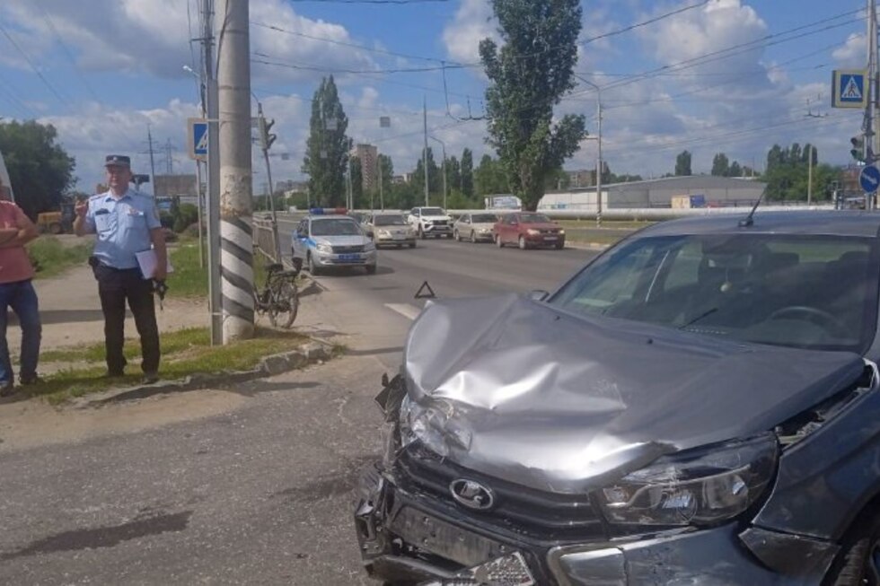 В Балаково столкнулись иномарка и отечественная легковушка: три человека в больнице