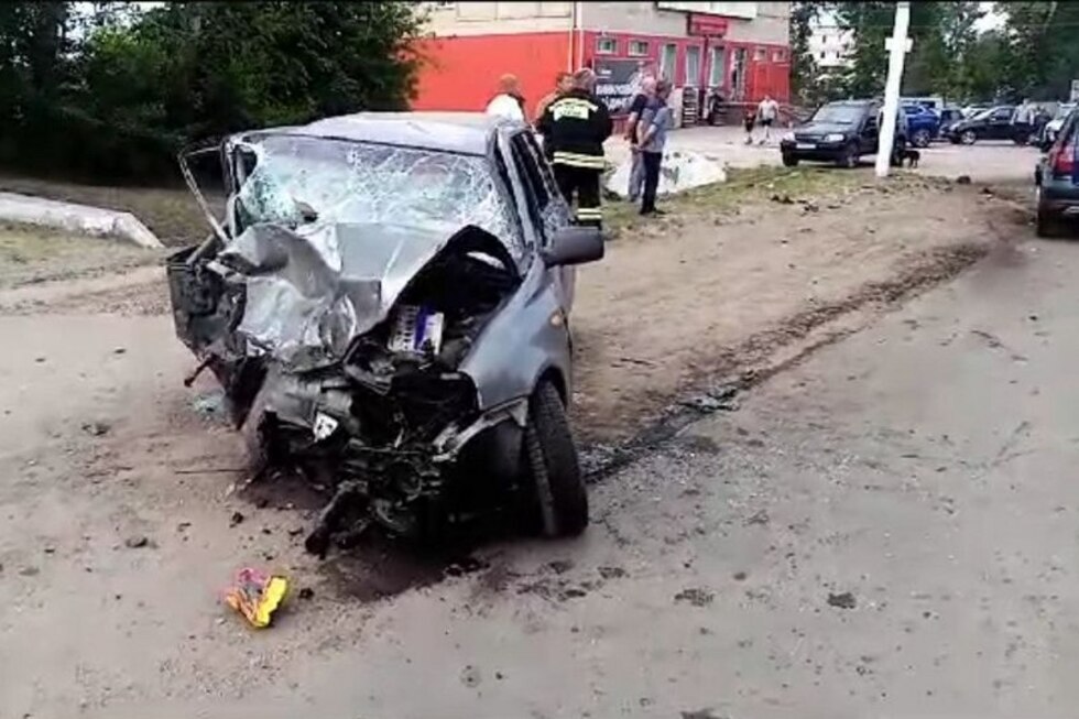 В Калининске пенсионер на «Калине» погиб в столкновении с Skoda