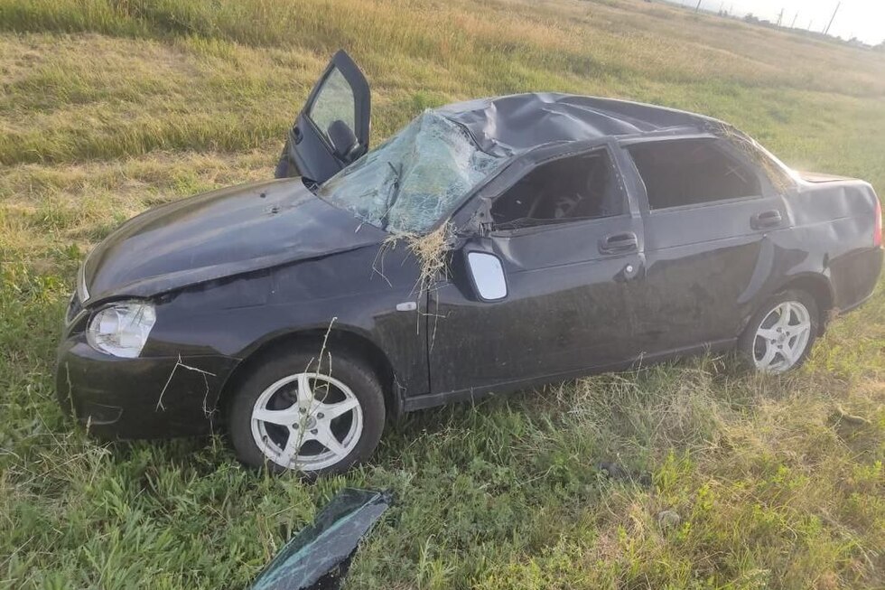 «Лада Приора» слетела с трассы и опрокинулась: пострадали водитель и пассажир
