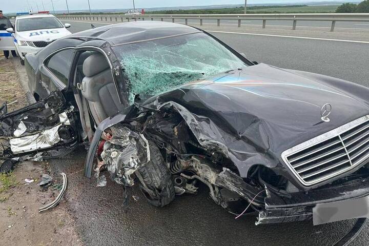 На СКАД Mercedes протаранил опору освещения: два человека в больнице