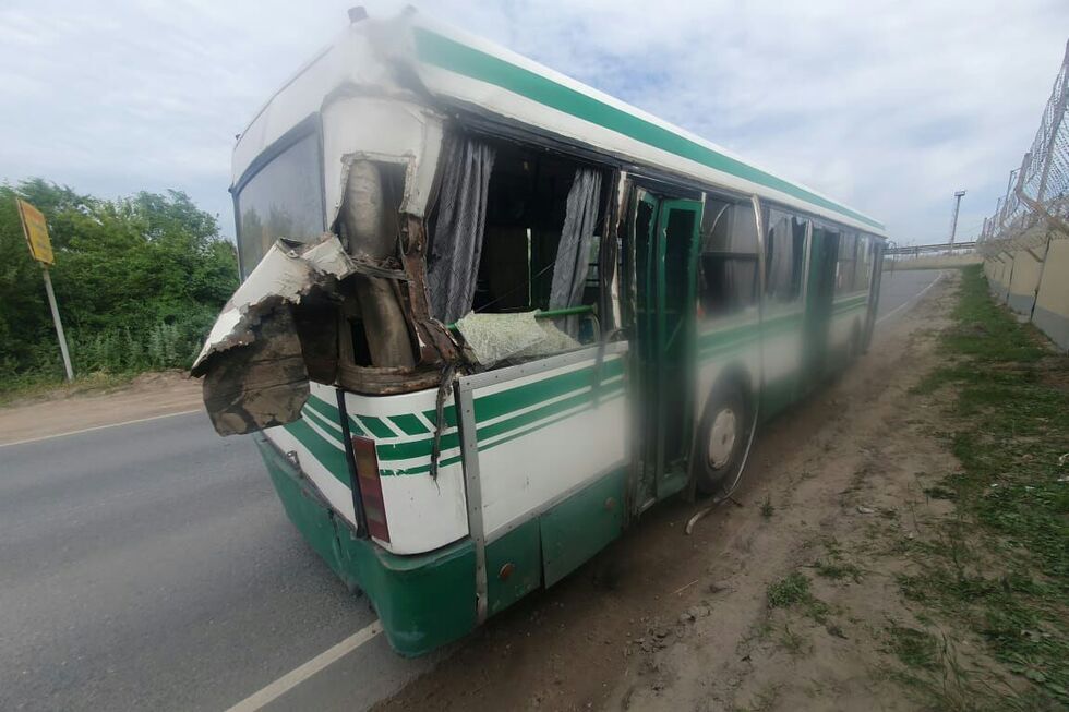 В Заводском районе столкнулись автобус и автокран: двое в больнице
