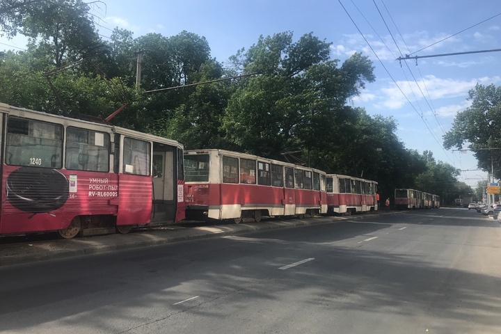 «Просто возмутительно!»: утро саратовцев вновь началось с массового простоя трамваев