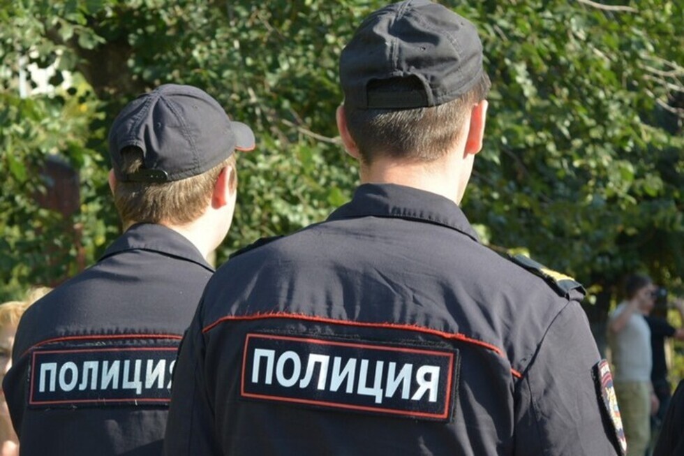 Пенсионерка из Ивантеевки не хотела, чтобы четверо полицейских обыскивали её дом, поэтому напала на них. Приговор