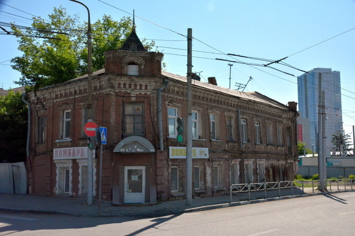Реновация квартала рядом со Славянской площадью. Аварийный дом с башенкой планируется демонтировать и воссоздать