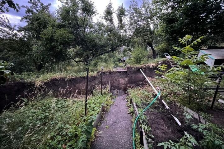 Масштабный оползень в Саратове может отрезать сотни дачников от города: единственная дорога почти разрушена