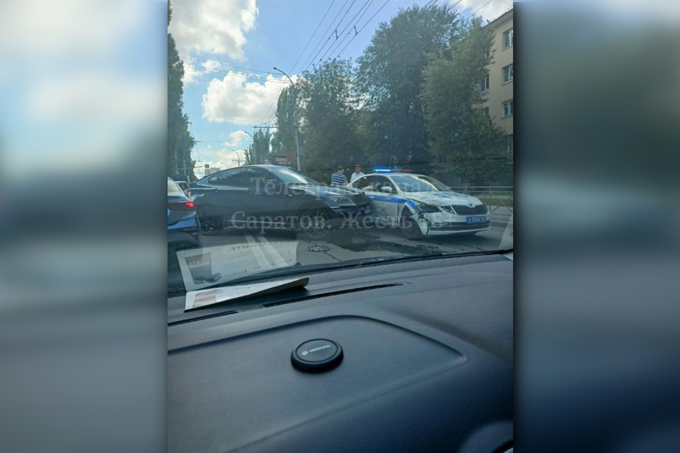 На улице Чернышевского столкнулись полицейская машина и иномарка