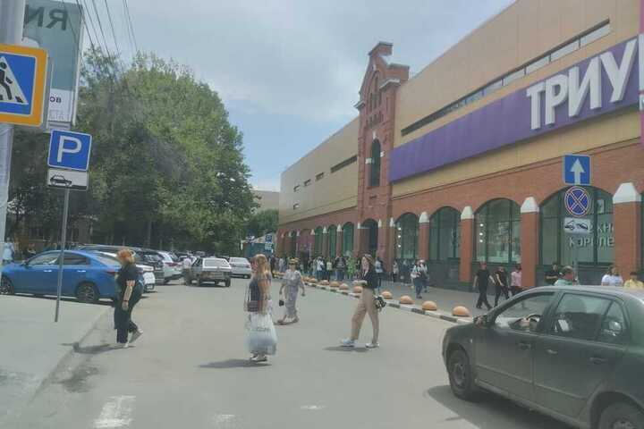 В Саратове эвакуировали сотрудников и посетителей крупного торгового центра