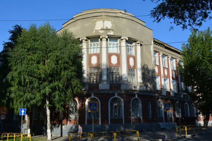 В сохранение здания школы, где два года не могли починить протекающую крышу, вложат 65 миллионов рублей