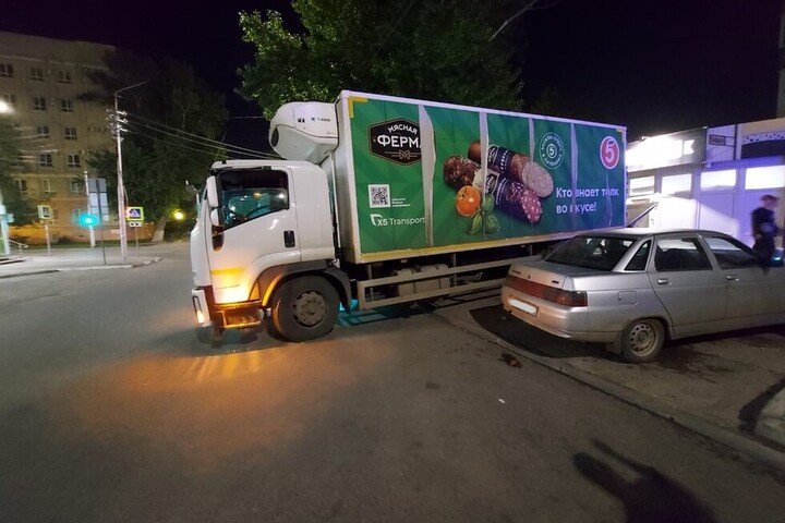 В Саратове 32-летняя женщина на электросамокате врезалась в грузовик «Пятёрочки» и попала в больницу