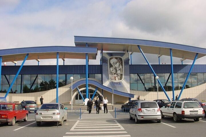 Более 130 человек застряли в аэропорту на семь часов из-за задержки рейса «Сургут-Саратов»