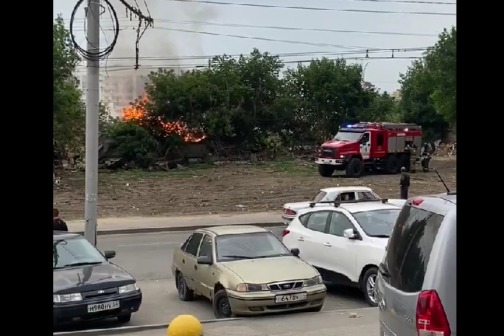 Реновация квартала рядом со Славянской площадью: горит один из расселенных домов