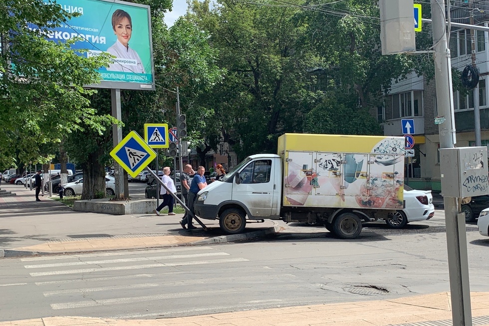 Из-за массовой аварии с «ГАЗелью» в центре Саратова перестали ходить троллейбусы и работать светофоры