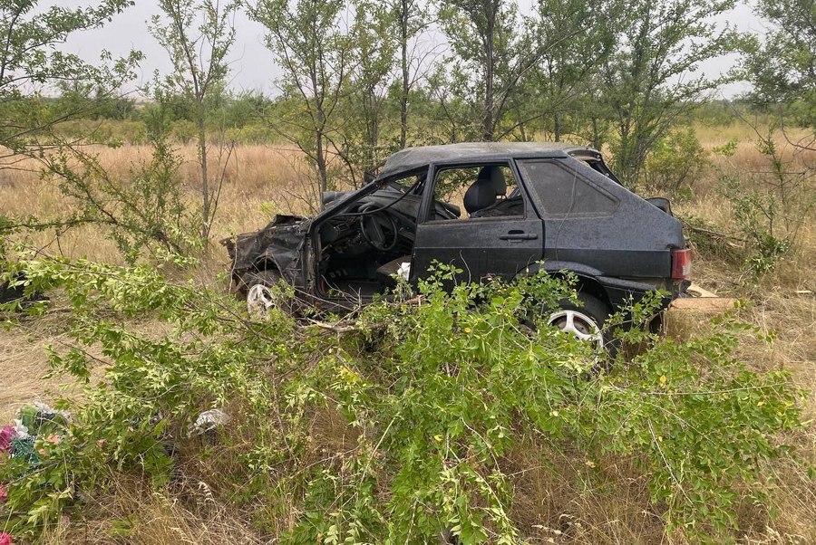 В Ершовском районе подросток перевернул ВАЗ на полевой дороге и погиб