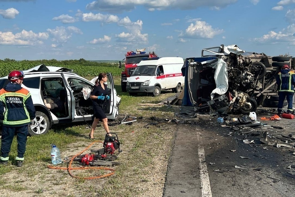 В Татищевском районе столкнулись грузовая ГАЗель и Ford: два человека погибли, двое госпитализированы, на месте ДТП обнаружен труп ребенка