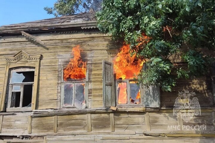 В Саратове горели три расселенных дома и сараи в центре города