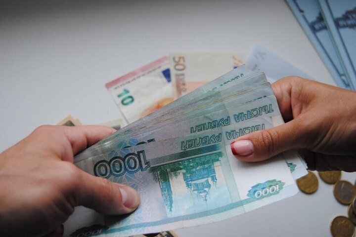 Жительница Пугачева, получающая от государства 1200 рублей в месяц за уход за инвалидом, взяла 64 кредита и подала на банкротство