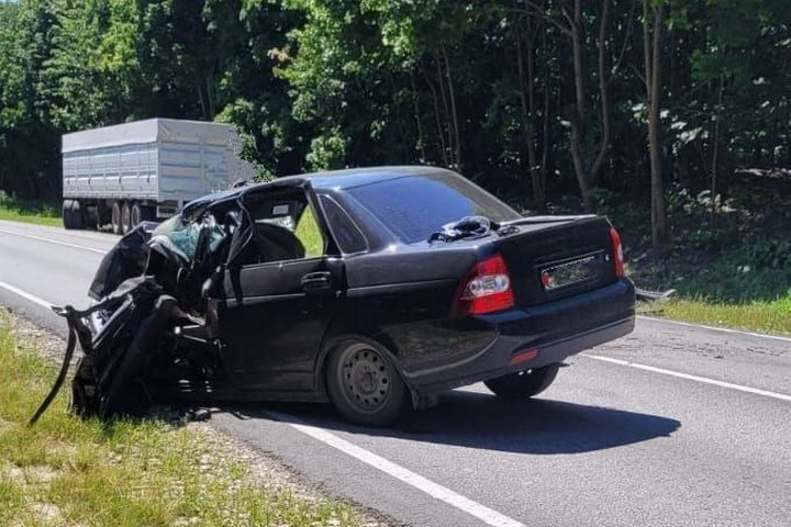 На федеральной трассе молодой водитель «Приоры» погиб при столкновении с грузовиком