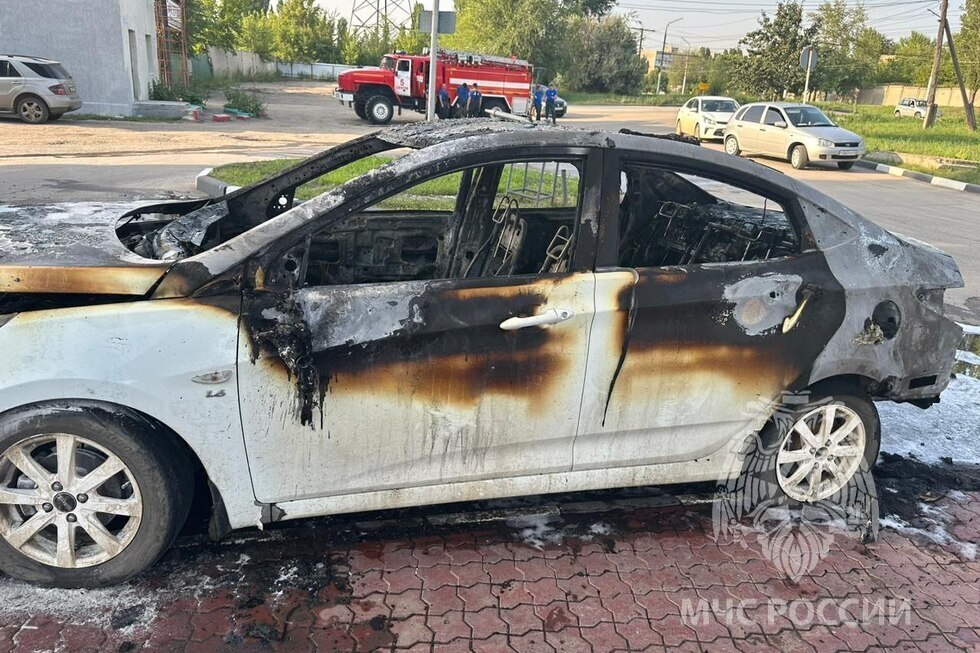 На заправке в Саратове загорелся автомобиль. Водитель попал в больницу с ожогами