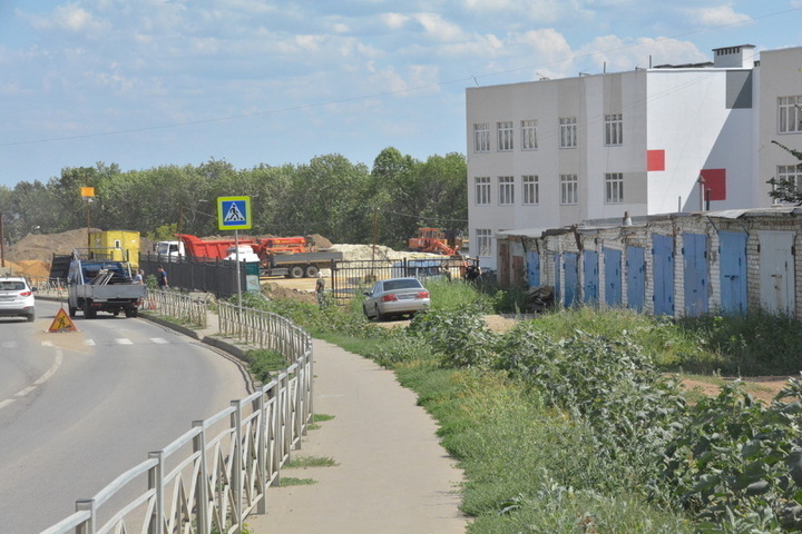 Школу в Ленинском районе среди гаражей не успели достроить в срок, с дорогой тоже не всё гладко