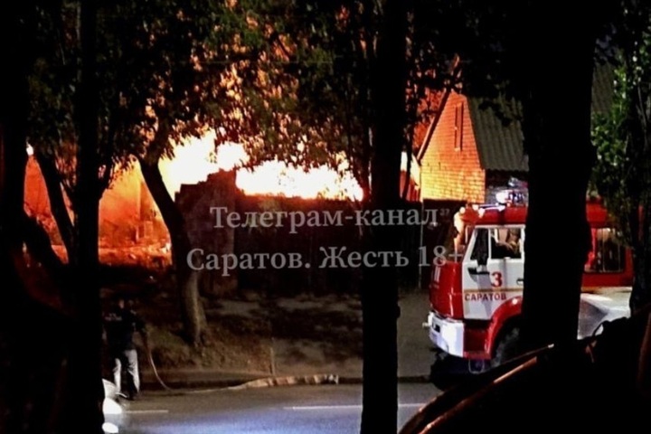 В районе старой набережной Саратова за вечер загорелись два расселенных дома